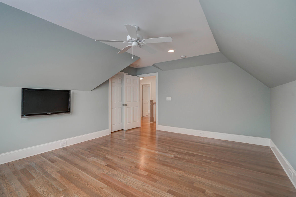 329RobinsonRD-bonus room2