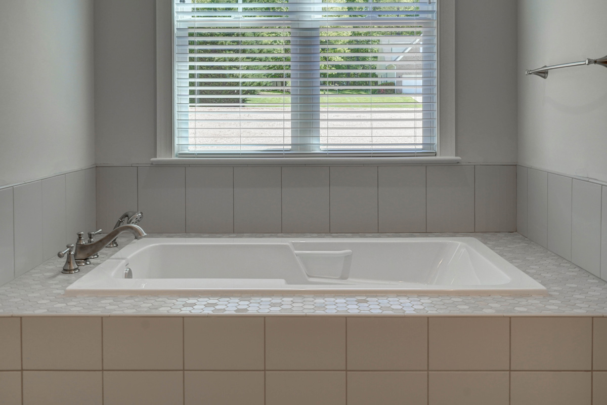 329RobinsonRD-master bath tub